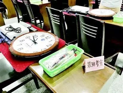考務(wù)辦公室里準(zhǔn)備的設(shè)備